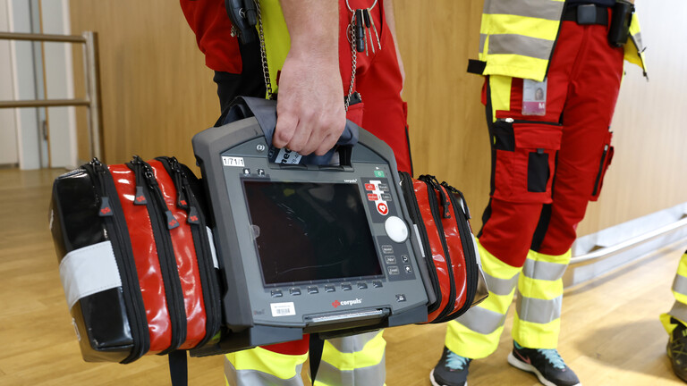 Notfallsanitäter mit Defibrillator