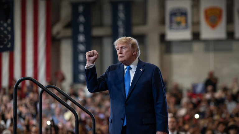 US-Präsident Donald Trump zeigt während einer Rede im David S. Mack Center for Training and Intelligence die geballte rechte Faust (New York, 14.08.206)