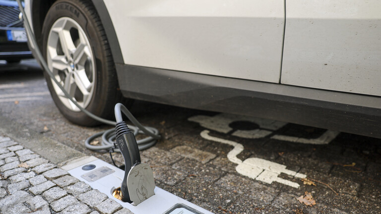 Ein E-Auto lädt an einem neuen Ladebordstein. Die Leipziger Stadtwerke haben diese innovativen Ladepunkte testweise an zwei Stellen im Bordstein eingebaut.