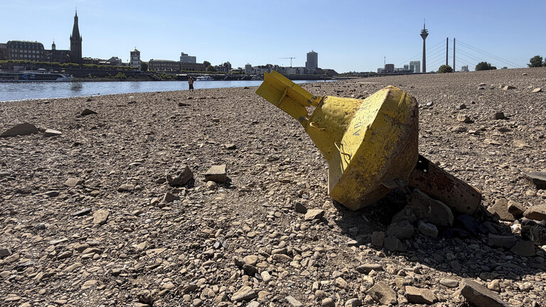 Rhein in Düsseldorf am 11.08.2026 - mit einem Pegel erstmals unter 0