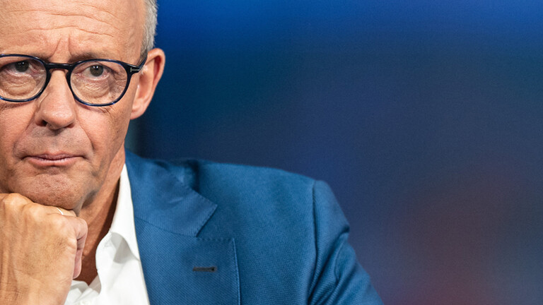 Bundeskanzler Friedrich Merz in einem TV-Studio mit Wasserglas