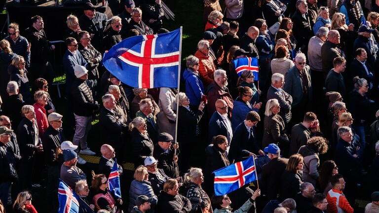 In Islands Hauptstadt Reykjavík stehen viele Menschen bei einer Kundgebung zusammen. Manche haben Island-Flaggen bei sich. Sie sind gegen die Aufnahme von Gesprächen zu einem EU-Beitritt (27. August 2026)