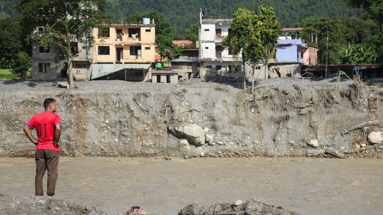 Mann steht am Ufer des Flusses Bhotekoshi und schaut auf die Schäden, die die Flut verursach hat (Nepal, 26.08.2026)