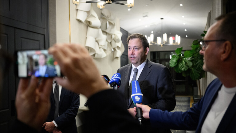 Lars Klingbeil (SPD), Bundesminister der Finanzen, äußert sich vor Mikrofonen in einem Hotel in Greenville (USA) zur Steuerreform der Bundesregierung.