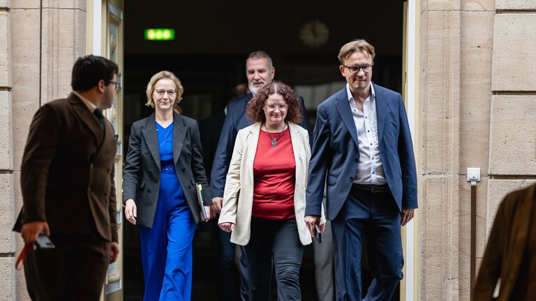 Die bisherige Fraktionsvorsitzende des BSW Thüringen, Sigrid Hupach (2.v.r), die bisherige Landesvorsitzende des BSW Thüringen, Katja Wolf (2.v.l) und der Thüringer Digitalminister Steffen Schütz (hinten, BSW) sind auf dem Weg zur Pressekonferenz.