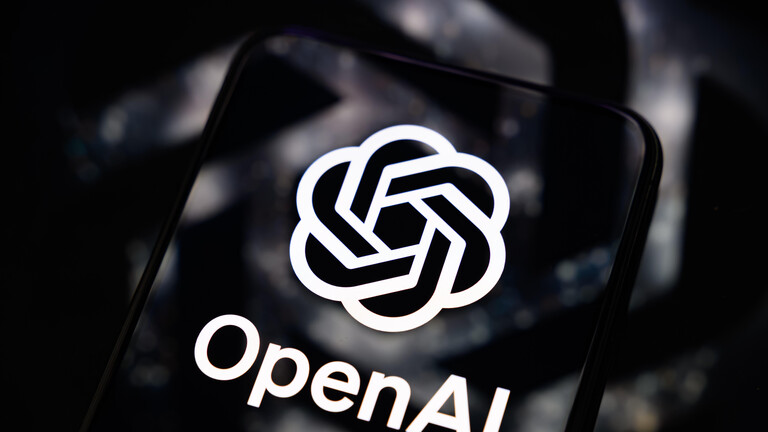 Logo und Schriftzug von OpenAI auf Smartphone