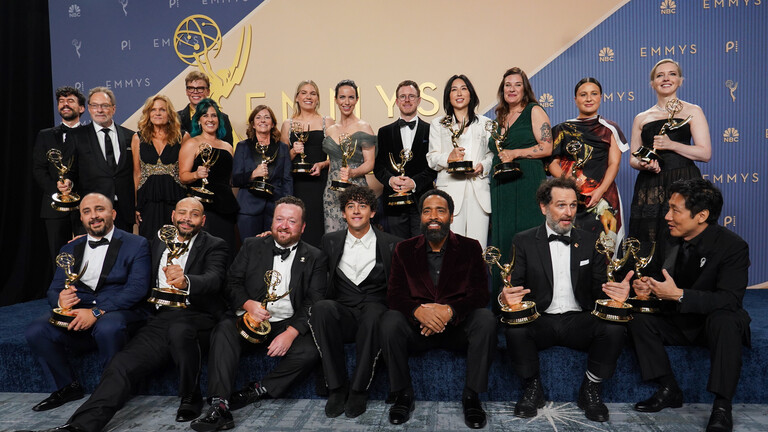 Das Team von „Widow’s Bay“ posiert mit der Auszeichnung für die beste Comedy-Serie im Presseraum während der 78. Emmy-Verleihung am Montag, dem 14. September 2026, im JW Marriott in Los Angeles.