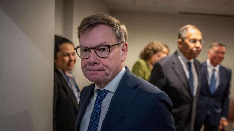 Johann Wadephul (CDU, 2.v.l), Außenminister, verlässt vor Sergej Lawrow (2.v.r), Außenminister von Russland, den Besprechungsraum nach einem Treffen am Rande der Sitzung der UN Generalversammlung bei den Vereinten Nationen
