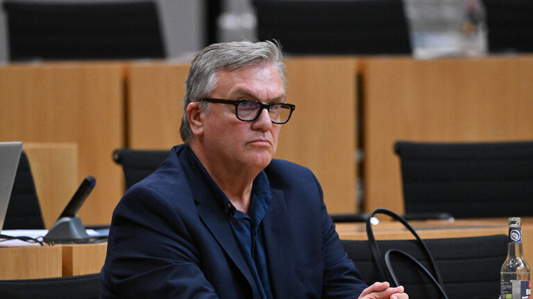 Hape Kerkeling, Schauspieler, sitzt während einer mündlichen Anhörung zu einem Parteiverbotsverfahren gegen die AfD auf Bundesebene im Plenarsaal des Thüringer Landtags.
