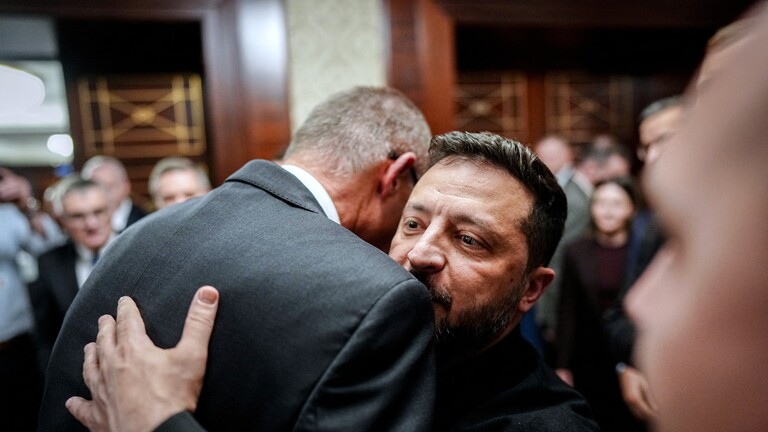 Bundeskanzler Friedrich Merz (l, CDU) und Wolodymyr Selenskyj, Präsident der Ukraine, verabschieden sich am 04.10.2026 nach dem Besuch von Merz in Kiew voneinander.