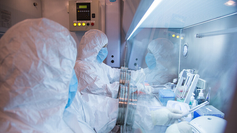 Dieses undatierte Foto, das 2019 vom Forschungsinstitut für Pestbekämpfung in Irkutsk für Sibirien und den Fernen Osten veröffentlicht wurde, zeigt Mitarbeiter des Instituts in einem Labor. (Forschungsinstitut für Pestbekämpfung in Irkutsk für Sibirien und den Fernen Osten via AP)