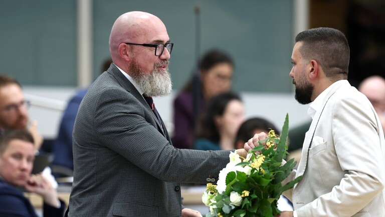 Tobias Rausch (r, AfD) gratuliert Hans-Thomas Tillschneider (AfD) zu dessen Wahl zum stellvertretenden Landtagspräsidenten während der konstituierenden Sitzung des Landtags in Sachsen-Anhalt.