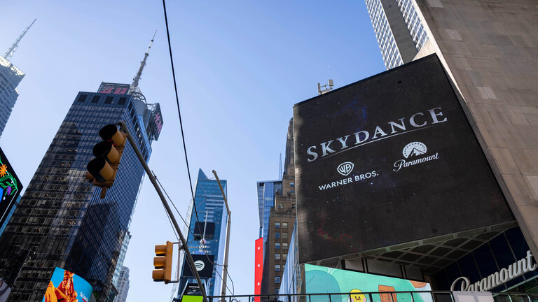 Vor dem Büro von Paramount Global am Times Square in New York ist am Dienstag, dem 6. Oktober 2026, eine Skydance-Werbetafel zu sehen.