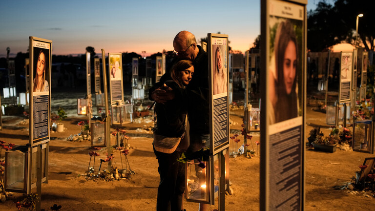 Benny und Maggy Solomon, die Eltern von Hila Solomon, die bei dem Hamas-Angriff auf Israel am 7. Oktober 2023 ums Leben kam, nehmen am Mittwoch, dem 7. Oktober 2026, an einer Gedenkfeier zum dritten Jahrestag des Angriffs auf dem Gelände des Nova-Musikfestivals in der Nähe des Kibbuz Reim im Süden Israels teil.