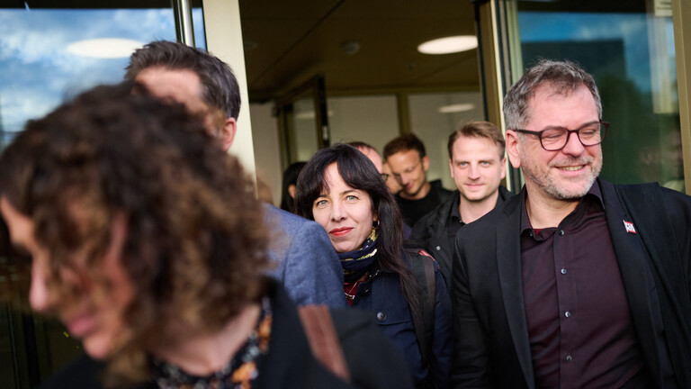 Elif Eralp (m.), Vorsitzende der Linksfraktion im Berliner Abgeordnetenhaus, geht nach Gesprächen über die Regierungsbildung nach der Wahl zum Berliner Abgeordnetenhaus zwischen Bettina Jarasch (l), Fraktionsvorsitzende der Grünen im Berliner Abgeordnetenhaus, und Werner Graf (r), Co-Vorsitzender der Grünen Fraktion im Berliner Abgeordnetenhaus, aus dem Gebäude.
