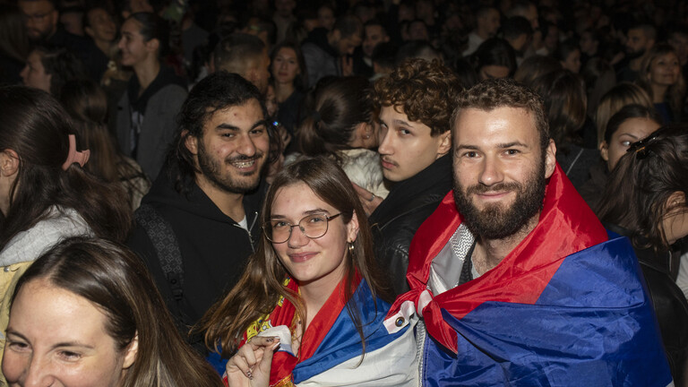 Anhänger der Wahlliste Nr. 3, "Studentenliste – Studenten gewinnen", feiern am 25. Oktober 2026 auf dem Freiheitsplatz in Novi Sad, Vojvodina, Serbien, den Sieg dieser Liste bei den serbischen Parlamentswahlen.