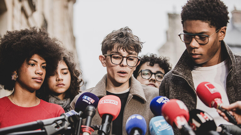 Louis Letoublon vom CAVL (Akademischer Rat für das Leben an Gymnasien) in Rennes spricht vor der Presse, flankiert von Julia Kudada, Generalsekretärin des Vereins „Les Lycéens“, Emy Bussier vom CAVL in Orléans, Echevery Sandoval vom CNVL (Nationaler Rat für das Leben an Gymnasien) sowie Nathanael Kombary, Präsident von „Renouveau Lycéen“ in Paris, Frankreich, am 26. Oktober 2026. Der Premierminister empfing Schüler- und Studentenorganisationen im Matignon, um Maßnahmen zur Bewältigung der Krise unter den Gymnasiasten anzukündigen.