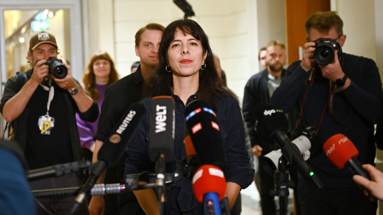Elif Eralp, Fraktionsvorsitzende der Fraktion Die Linke im Berliner Abgeordnetenhaus, vor Journmalisten.