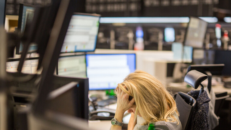 Eine Händlerin sitzt am 07.01.2016 in Frankfurt am Main (Hessen) im Handelssaal der Börse morgens an ihren Monitoren.