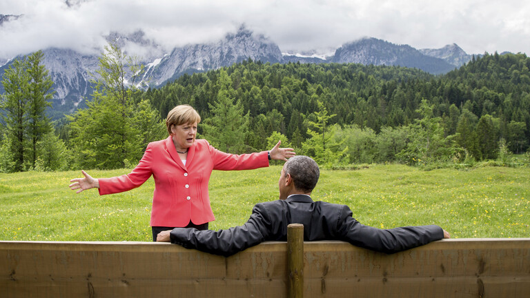Jahr 2015: Die deutsche Bundeskanzlerin Angela Merkel unterhält sich während des G7-Gipfels mit US-Präsident Barack Obama im Hotel Schloss Elmau in der Nähe von Garmisch-Partenkirchen.