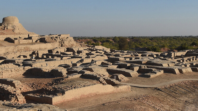 Auf diesem am 9. Februar 2017 aufgenommenen Foto gehen Besucher durch die archäologische UNESCO-Welterbestätte Mohenjo-Daro, etwa 425 Kilometer nördlich der pakistanischen Stadt Karachi.