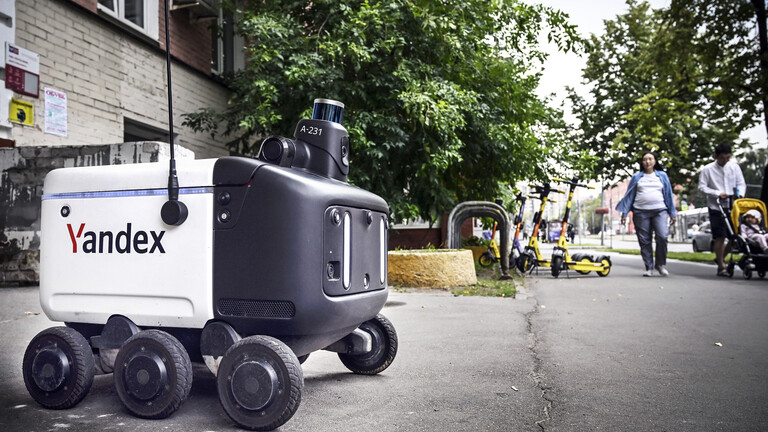 Ein Lieferroboter der Firma Yandex in Moskau