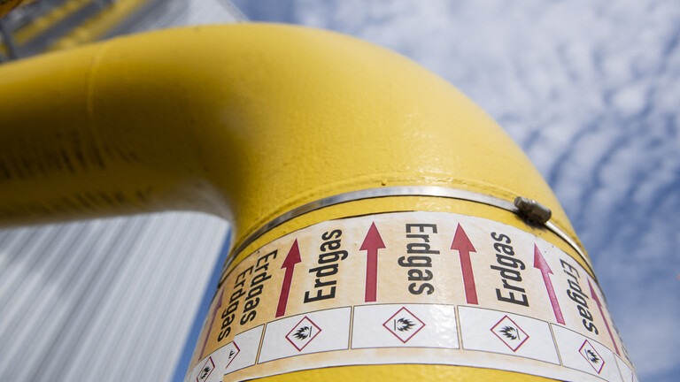 Eine Gasleitung mit der Beschriftung "Erdgas"