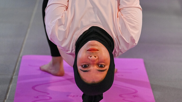 Ein Frau während ihrer Yogastunde, am 19.07.2025 im indonesischen Banda Aceh