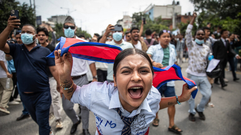 Demonstrantin schreit in die Kamera während eines Protests vor dem Parlament in Kathmandu, Nepal (8.09.2025)