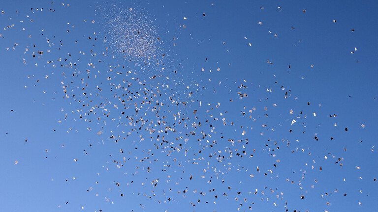 Von der israelischen Armee abgeworfene Flugblätter, die die Menschen zur Evakuierung in den Süden nach al-Mawasi auffordern, landen am 9. September 2025 in Gaza-Stadt. (Symbolbild für Flugblätter)