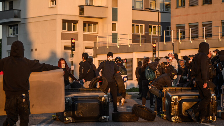 Protestierende haben eine Barrikade unter anderem aus Mülltonnen in einer Straße von Toulouse, Frankreich gebaut (10.09.2025)
