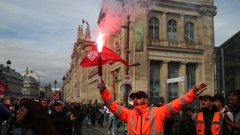 Demonstrant hält Rauchfackel am Bahnhof "Gare du Nord" in Paris, Frankreich (10.09.2025)