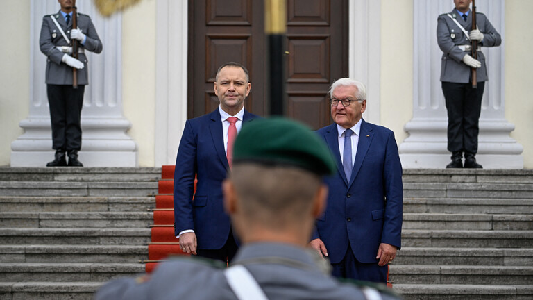 Bundespräsident Frank-Walter Steinmeier und der polnische Präsident Karol Nawrocki vor dem Schloss Bellevue in Berlin