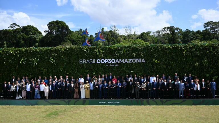 Gruppenfoto bei der 30. Weltklimakonferenz in Brasilien, Belem.
