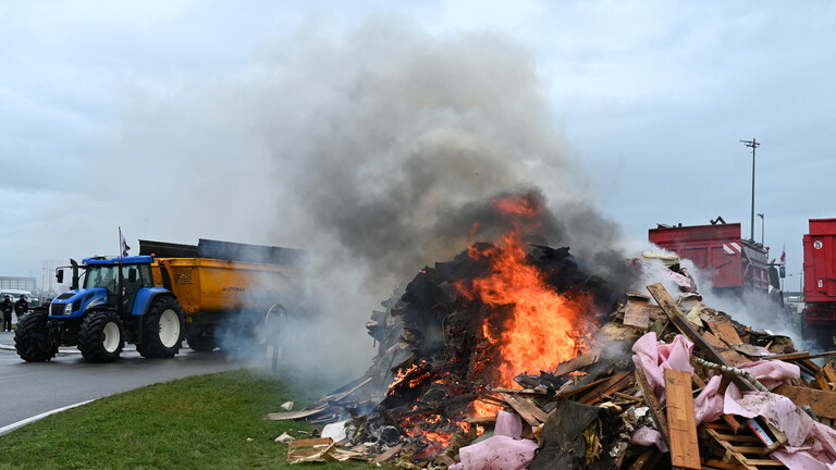 Landwirte legen Feuer, während sie am 15. Januar 2026 im Hafen von Dünkirchen in Loon-Plage nahe Dünkirchen gegen das EU-Mercosur-Handelsabkommen protestieren.