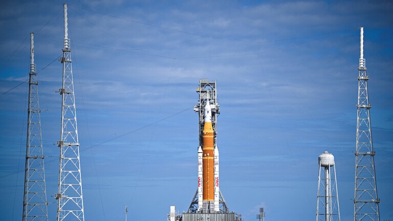 Die Rakete und die Orion-Kapsel warten im Januar 2026  in Cape Canaveral auf den Start der Mission Artemis II
