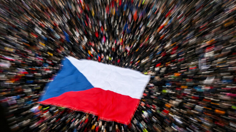 Menschen zeigen eine riesige Flagge der Tschechischen Republik bei einer Demonstration gegen die Regierung (Prag, 01.02.2026)