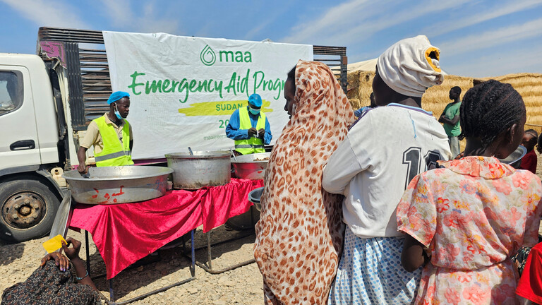 Vertriebene Sudanesen warten im Flüchtlingslager Abu al-Naga auf die Ausgabe von Lebensmitteln (06.02.2026)