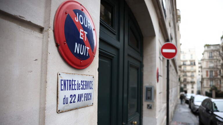 Dieses Foto zeigt den Hintereingang eines Wohngebäudes, in dem der verstorbene, verurteilte Sexualstraftäter Jeffrey Epstein eine Wohnung hatte