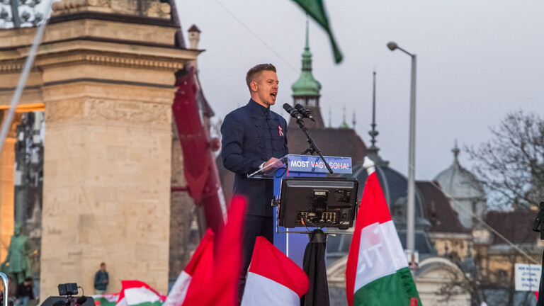 Der ungarische Oppositionsführer und Präsident der Tisza-Partei (Respekt und Freiheit), Peter Magyar, spricht bei einer Wahlkampfveranstaltung. Vor stehen Menschen mit ungarischen Flaggen (Budapest, 15.03.2026)