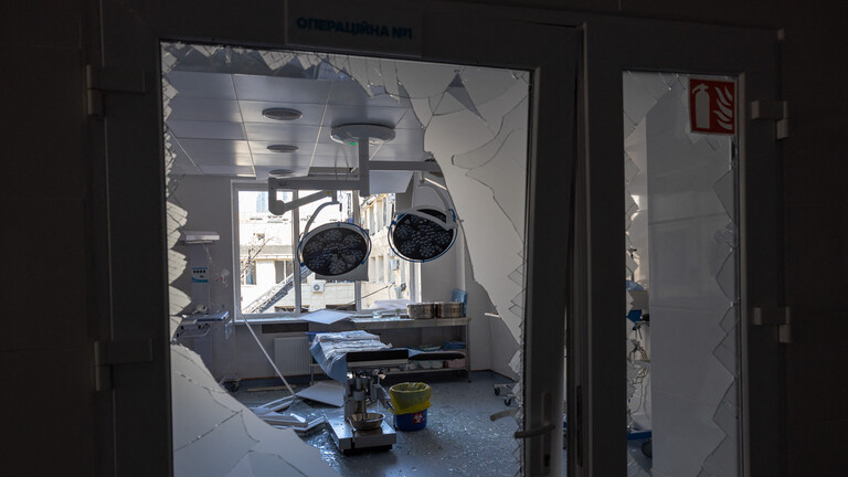 Dieses Foto zeigt einen zerstörten Raum in einem Entbindungskrankenhaus in Odessa, das am 28. März 2026 im Zuge der russischen Invasion in der Ukraine durch einen russischen Luftangriff beschädigt wurde.