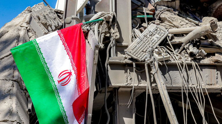 Iranische Flagge liegt neben den Trümmern eines eingestürzten Gebäudes nach den Anschlägen an der Sharif University of Technology in Teheran (Iran, 7.04.2026)