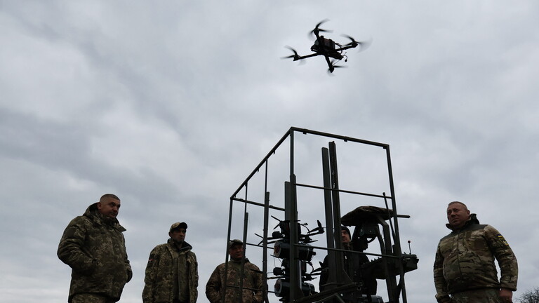 Dieses Bild wurde von der ukrainischen Armee aufgenommen und zeigt: Ukrainische Soldaten testen eine FPV-Drohne während einer Übung in der Region Saporischschja (10.04.2026)
