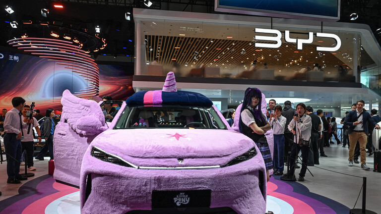 Mit viel Plüsch: Yuan Plus, ein elektrisches Modell der Firma BYD auf der Beijing Auto Show 2026