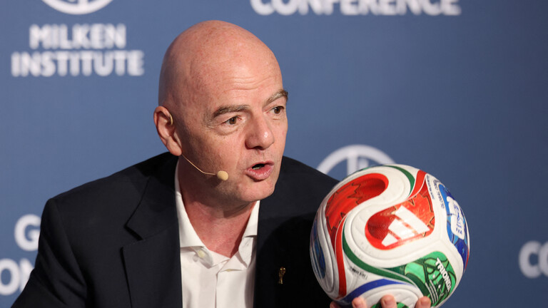 FIFA-Präsident Gianni Infantino hält während der 29. jährlichen Milken Institute Global Conference einen bunten Fußball hoch (Beverly Hills, Kalifornien, 5.05.2026)