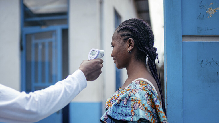 Ein Mitarbeiter des CBCA Virunga Hospital misst die Temperatur einer Besucherin bevor ihr der Zugang zum Krankenhaus in Goma gewährt wird, 17. Mai 2026