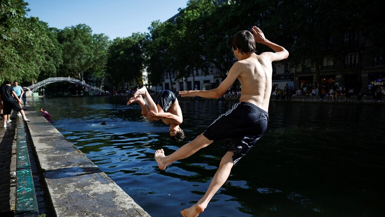 Zwei Teenager am 26.05.2026 beim Sprung in den Canal Saint Martin in Paris