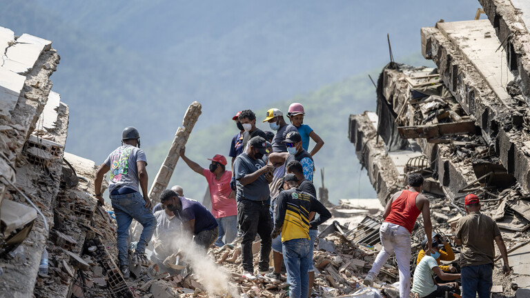 Freiwillige und Bewohner suchen nach dem Erdbeben in den Trümmern eingestürzter Gebäude nach Überlebenden (Caraballeda, Bundesstaat La Guaira, Venezuela, 28.06.2026)