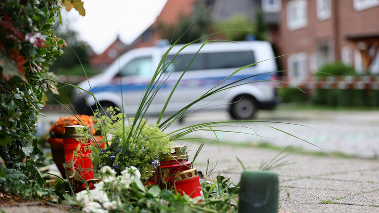 Blumen und Kerzen stehen auf der Straße zum Gedenken an sechs Menschen, die bei einer Schießerei in Stade in Niedersachsen ums Leben kamen (30.06.2026)