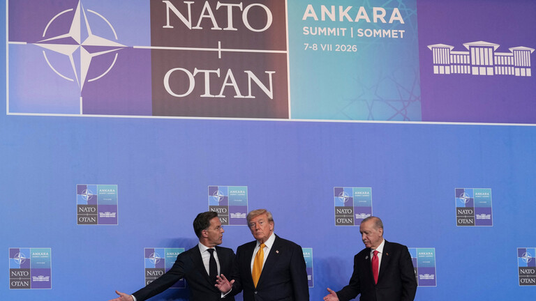 Nato-Generalsekretär Mark Rutte begrüßt US-Präsident Donald Trump, daneben der türkische Präsidenten Recep Tayyip Erdoğan